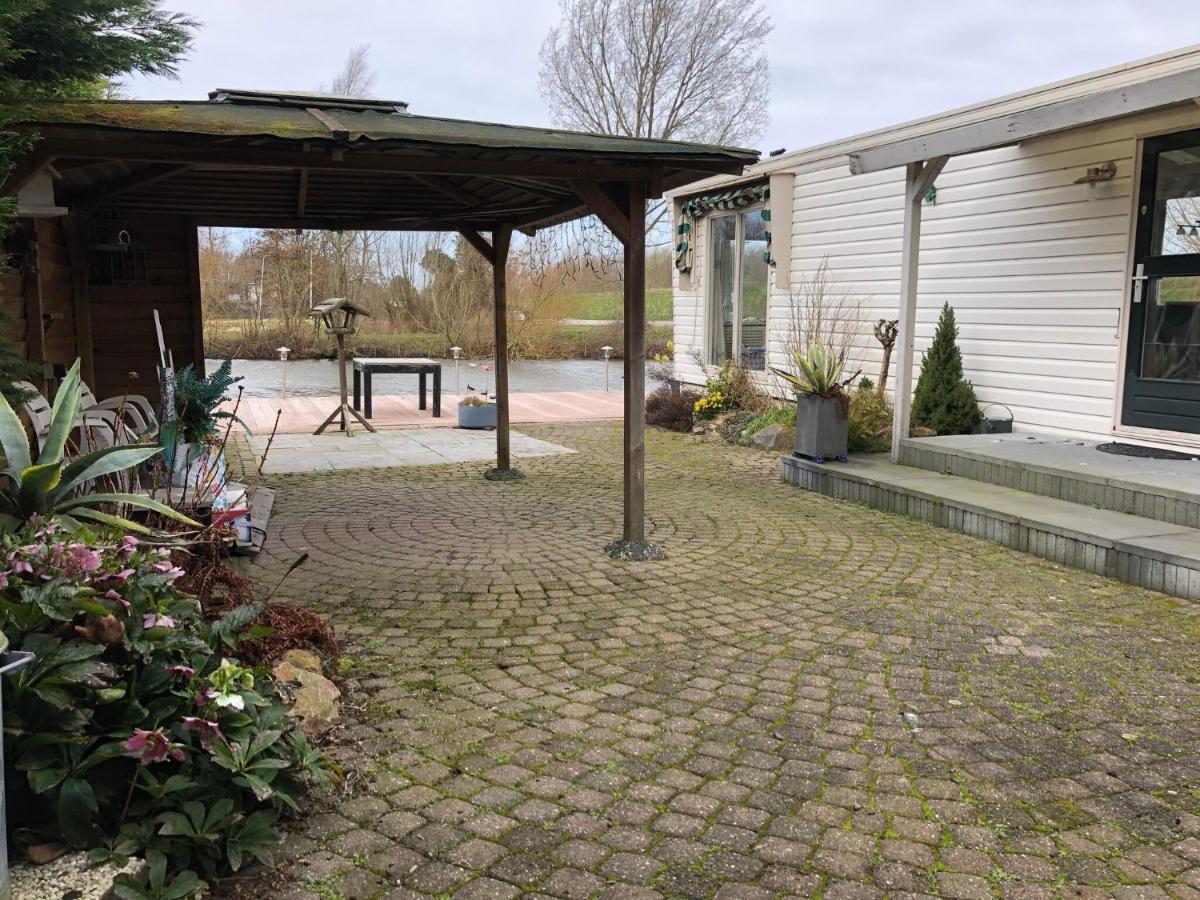 Fantastic Villa In Ooltgensplaat With Jetty מראה חיצוני תמונה