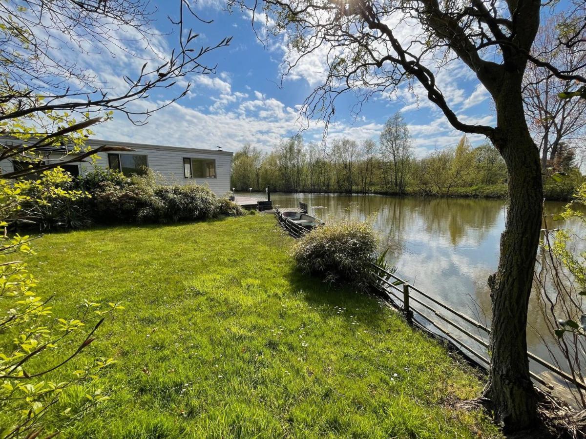 Fantastic Villa In Ooltgensplaat With Jetty מראה חיצוני תמונה