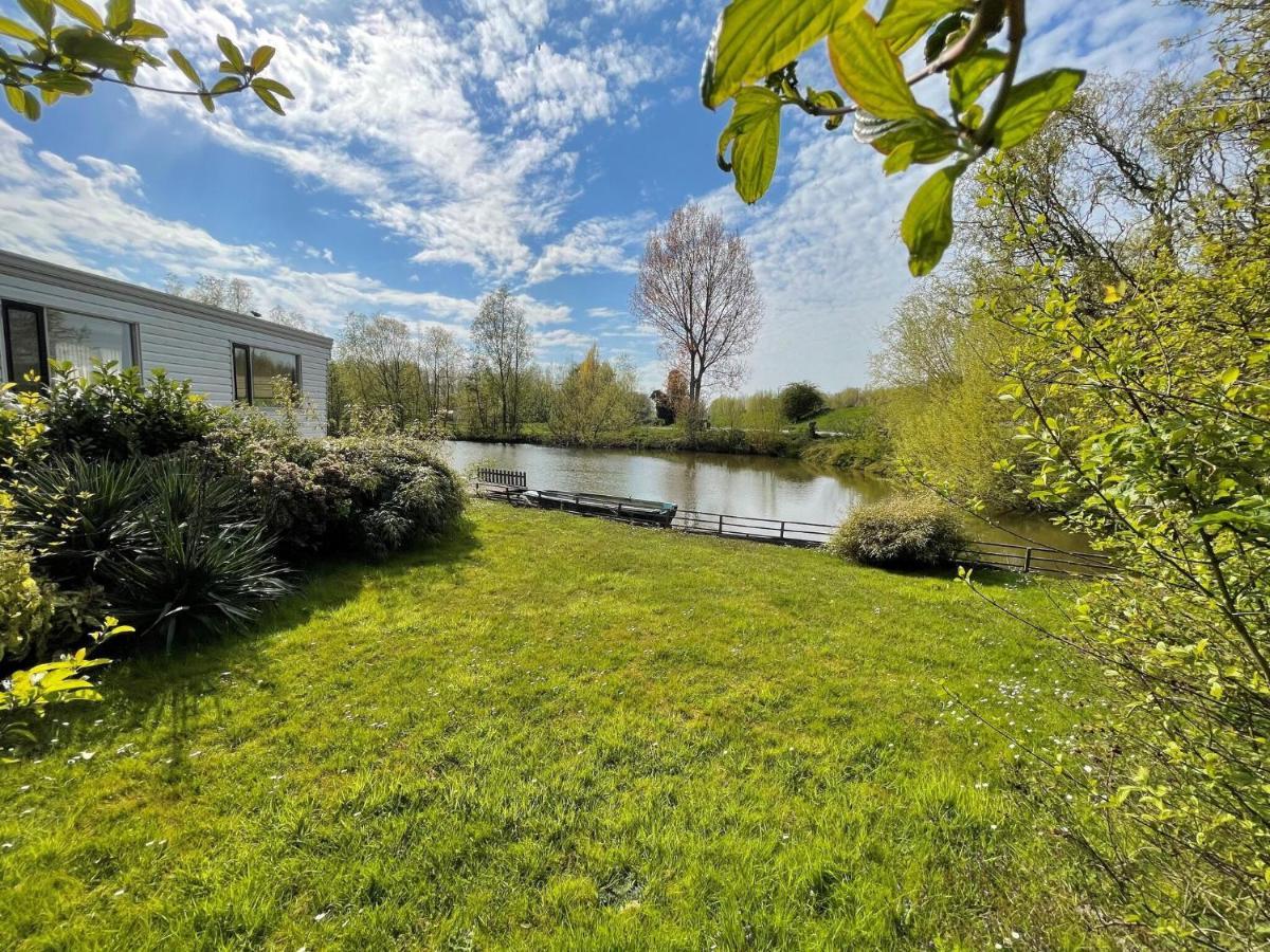 Fantastic Villa In Ooltgensplaat With Jetty מראה חיצוני תמונה